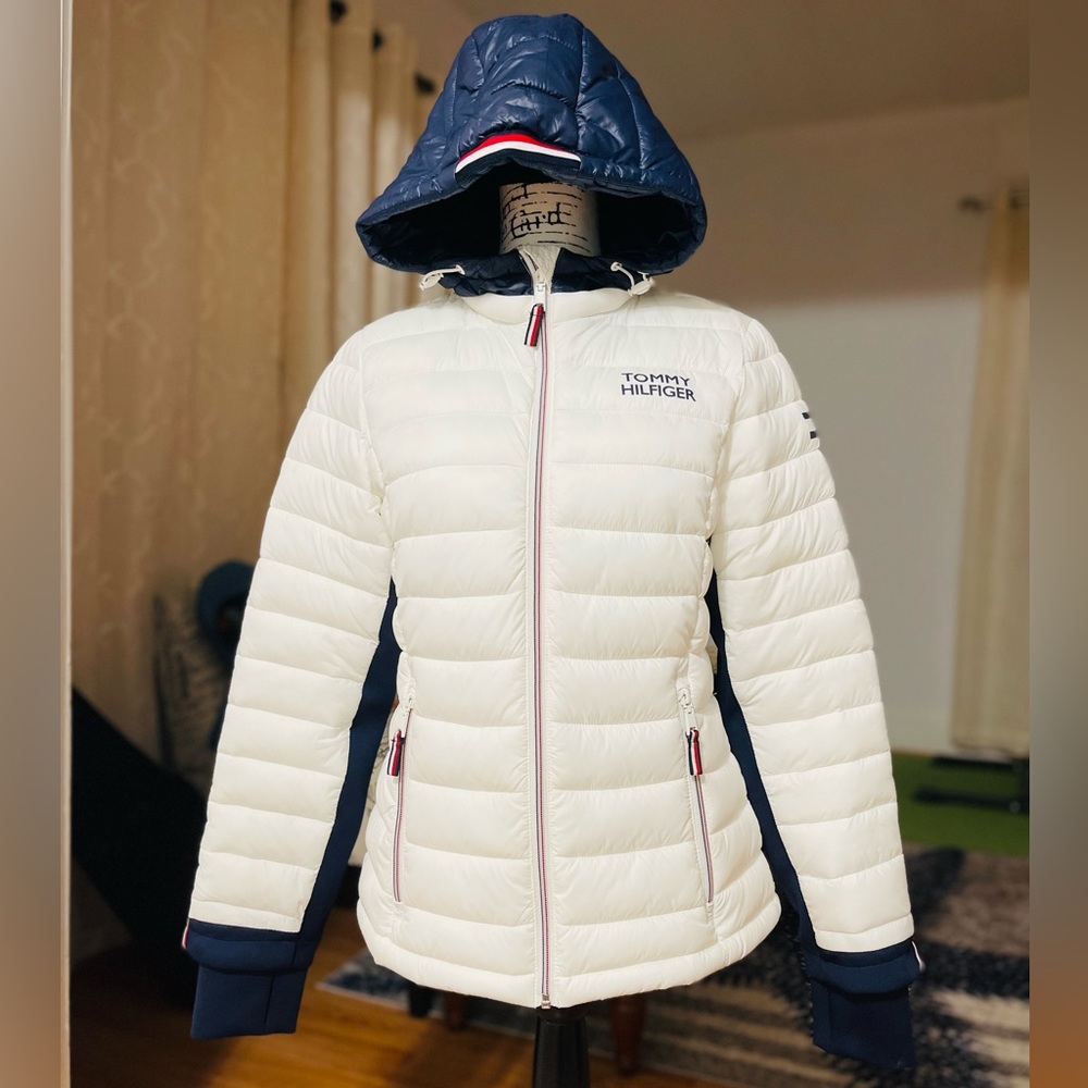 Like New Women Size Small Tommy Hilfiger Packable Hooded Puffer Jacket In white - Picture 7 of 16